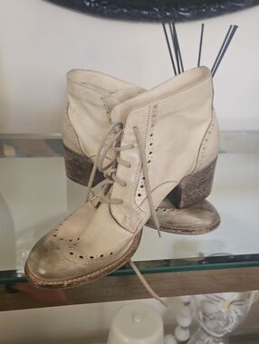 Donald J. Pliner Cream Lace-Up Leather Ankle Boots